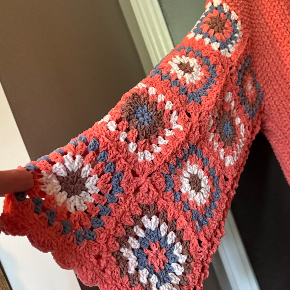Pol NEW Cozy Coral Sweater Hoodie with Crochet Granny Square Sleeves - Picture 3 of 4